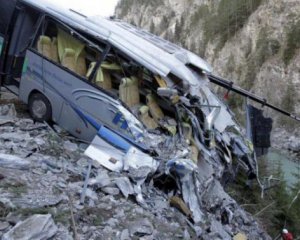 Школьный автобус упал в пропасть, погибли 35 человек