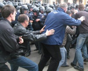 Протестующие срывали георгиевские ленточки, дрались с милицией, красными флагами подметали улицы – как отмечали День победы 6 лет назад