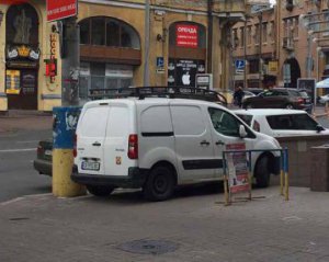 Водій припаркував авто на вході до підземного переходу