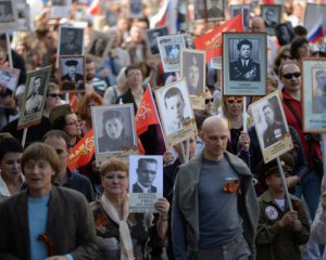 Істерія в Росії: чому портрети бойовиків несли поряд із фотографіями ветеранів Другої світової війни