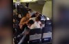Брутальна бійка в літаку шокувала пасажирів