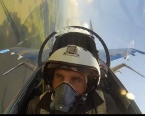 Український ас показав фігури вищого пілотажу на бойовому Су-27