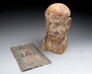 Усередині старовинної скульптури знайшли гроші