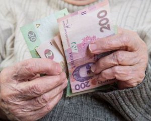 Батьки Захарченка отримують українську пенсію