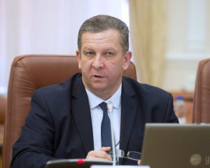 "Пишуть собі зарплату 1450 гривень, а їздять на "мерседесах" - міністр