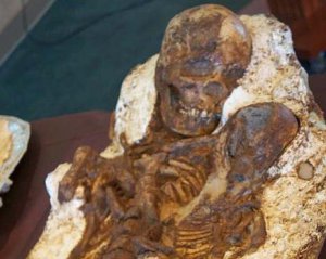 Археологи нашли окаменелую мать с младенцем
