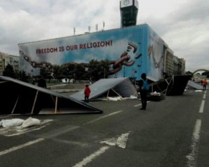 Фотовыставка на площади Независимости не выдержала ветра