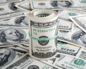 Долар дешевеет, украинцы продают валюту