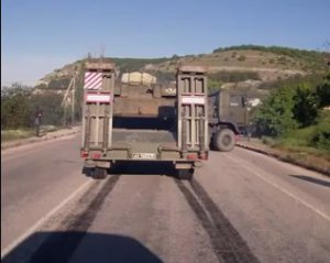 Військова вантажівка із танком врізалася в автобус
