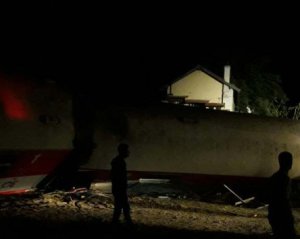 Пасажирський потяг врізався в житловий будинок