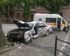 "Швидка" на шаленій швидкості влетіла у Mercedes
