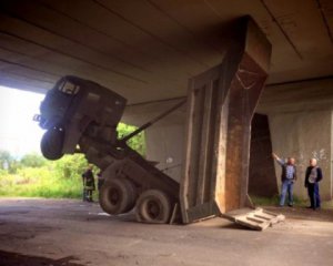 Курйозна ДТП: вантажівка стала дибки під мостом