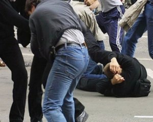 Масова бійка: поліцейському зламали ніс