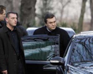 Януковича из Украины вывозили генерал РФ и охранник Путина