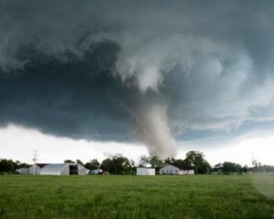 Смертельні торнадо обрушилися одразу на п'ять штатів США