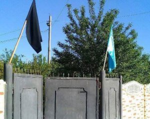 Кримчани вивісили траурні й кримськотатарські прапори