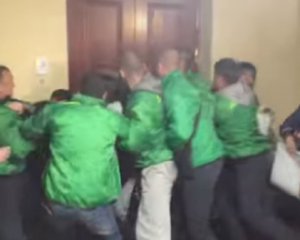 У Київраді жителі "будинку-вбивці" побилися з охоронцями