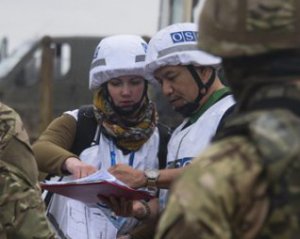 Крик, каміння та металеві предмети: бойовики ДНР не дали проїхати ОБСЄ