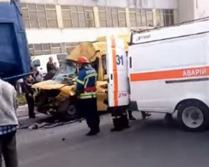 Переповнена маршрутка влетіла у вантажівку: 18 постраждалих