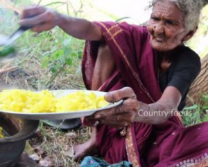 106-летняя женщина ведет кулинарный видеоблог