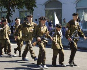 Дети в военной форм прошли маршем по оккупированному городу