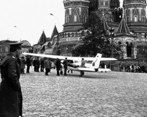 Матіас Руст приземлився на Красній площі, щоб передати послання Горбачову