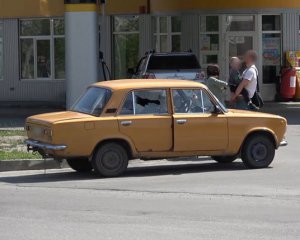 Пьяная компания обстреляла авто с женщиной и ребенком