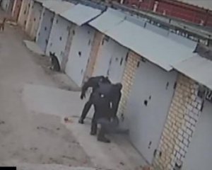 Двое полицейских избили прохожего за видео
