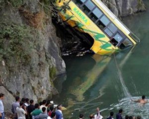 Автобус с паломниками упал в реку, 21 человек погиб