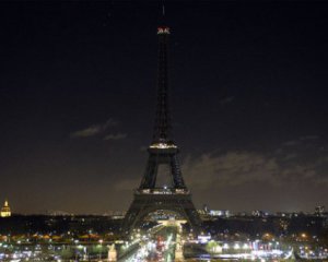 Свет на Эйфелевой башне выключили в память о погибших в Манчестере