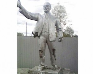 У РФ школярі битками розтрощили пам'ятник Леніну