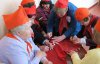 Пенсіонери у червоних пілотках і галстуках - з'явилися фото святкування Дня піонерії у Луганську