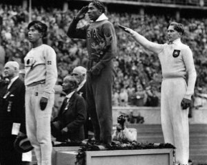 Гитлер отказался вручать медаль чернокожему атлету