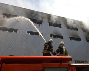 В Киеве горит складское помещение