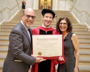 Марк Цукерберг закінчив Гарвард і вперше отримав диплом