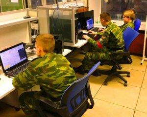 &quot;Хотим противостоять укропам&quot; - в России детей готовят к кибервойне