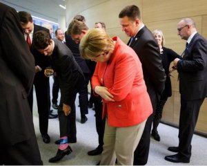 Прем&#039;єр-міністр Канади показав Меркель шкарпетки