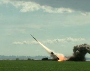 Порошенко показав запуск високоточної української ракети