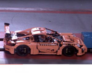 Показали краш-тест собранного из Lego спорткара Porsche 911