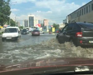 В столице затопило улицу