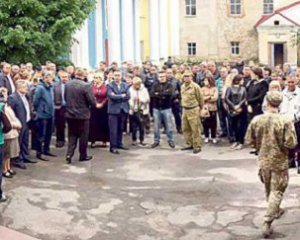 Люди вийшли на захист воєнкома від суду
