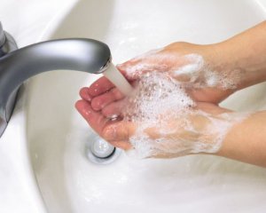 Мытье рук горячей водой не лучше, чем холодной - исследование