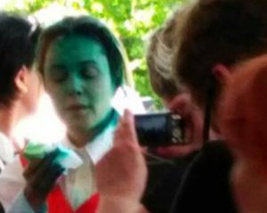 Королевскую облили зеленкой