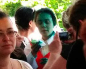 З'явилось відео, як Королевську облили зеленкою