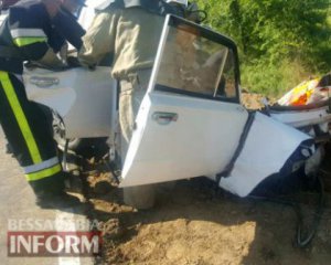 Легковик влетів у дерево: є загиблі