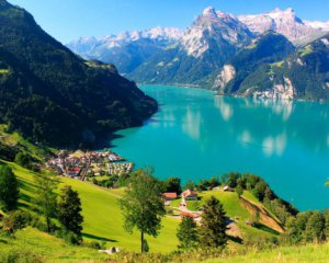 Туристам запретили фотографировать село в Швейцарии