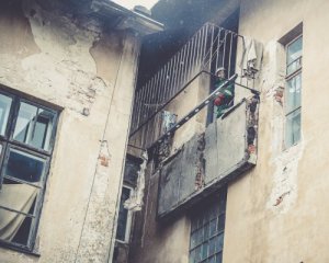 Обвалился балкон жилого дома: есть пострадавшие