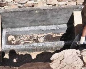 Черные археологи пытались продать гроб со скелетом