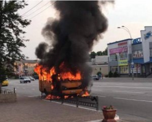 На ходу загорелась маршрутка с пассажирами, водитель получил ожоги