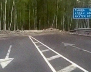 &quot;Дорога в никуда&quot; - россияне разбиваются о деревья, в которые упирается федеральная трасса